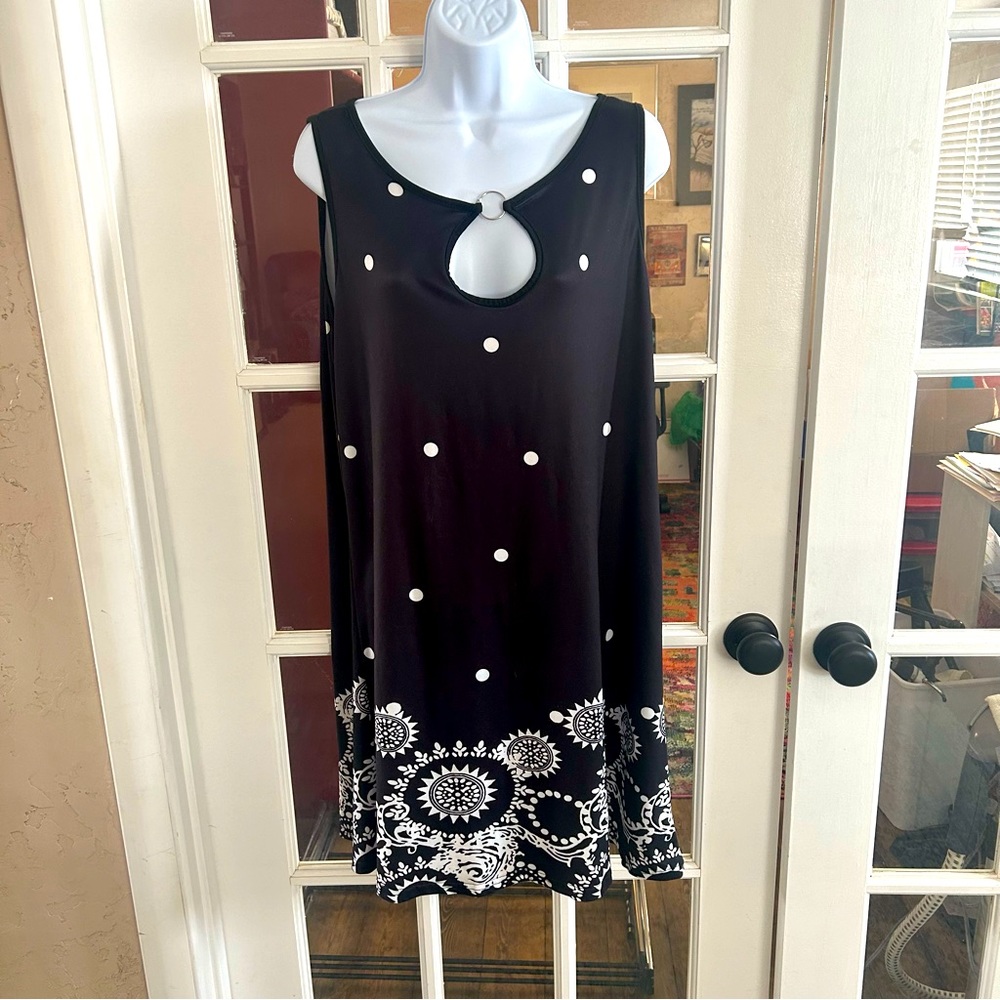 Women’s X-Large Black sleeveless summer dress with cool white design on bottom.